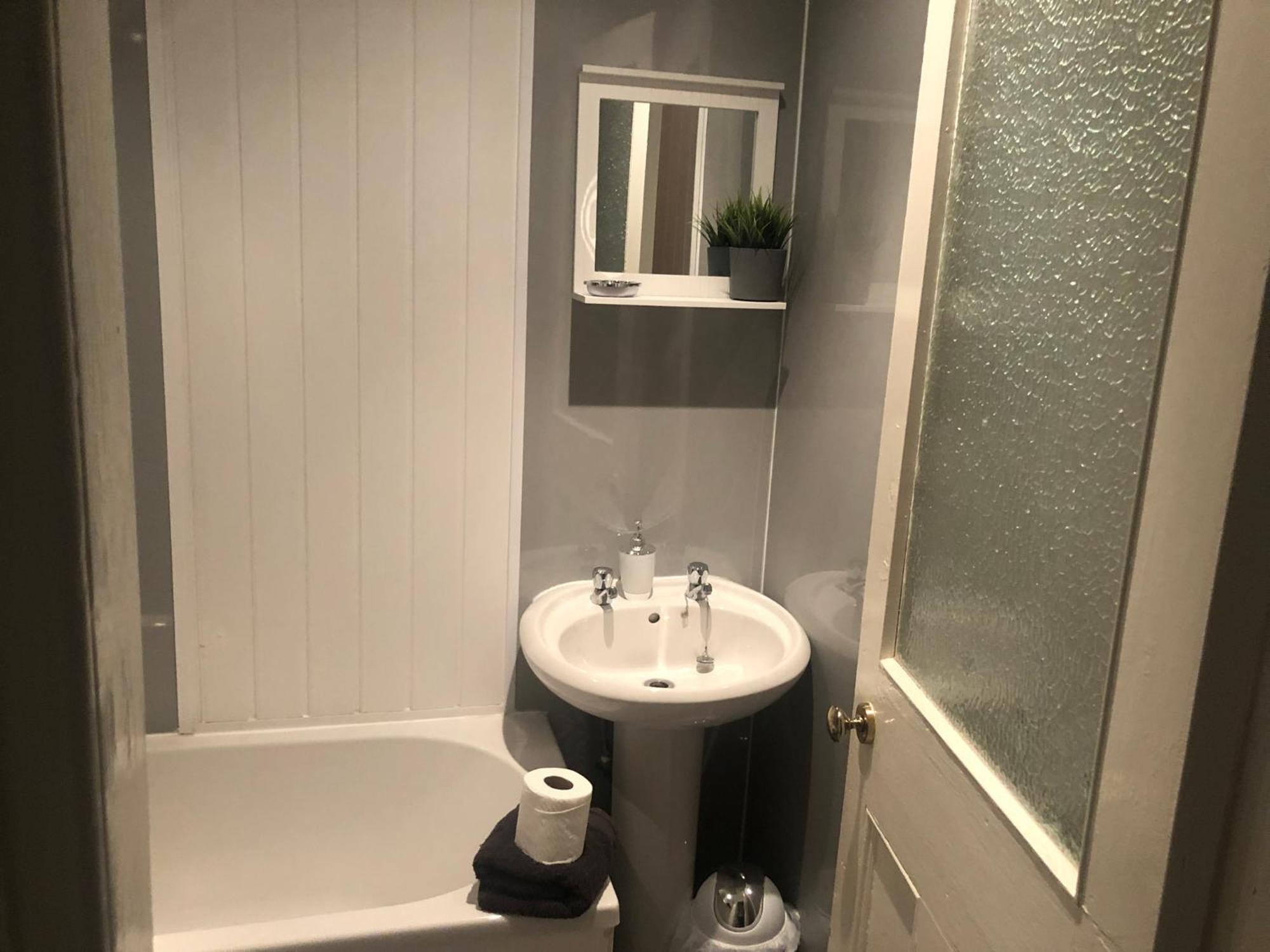 Captivating 2-Bed Apartment In Isle Of Bute Rothesay Esterno foto